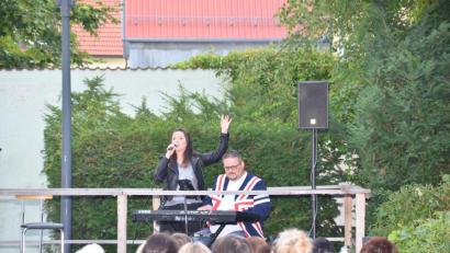 Bild: fjo
In Begleitung von Daniel Steinbrecher auf dem E-Piano zieht Andrea Marie die Zuhörer der Sommerserenade in ihren Bann.