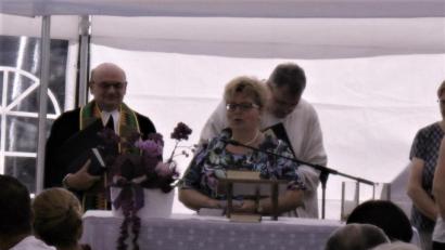 Bild: exb
Angelika Hörl, Vorsitzende des Kapellenbauvereins Höflas, begrüßt neben zahlreichen Gästen Pfarrer Reinhold Friedrich (links) und Pater Adrian Kugler (rechts) zum Festgottesdienst.