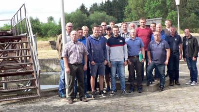 Bild: lep
Tag für Tag "beackern" sie das Feld der Abwasserentsorgung: 18 Klärwärter aus dem westlichen Landkreis Neustadt/WN treffen sich zum Nachbarschaftstag in Kirchenthumbach. Neben dem gegenseitigen Austausch von Erfahrungen bekommen sie auch Tipps für die praktische Arbeit.