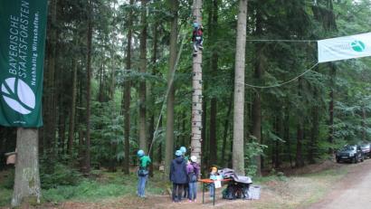 Bild: sne
Der Wald hat einiges zu bieten: am Tag der offenen Tür an der Köhlerhütte gab´s viel zu erleben.