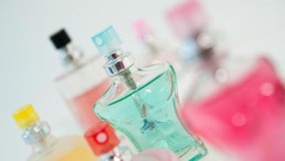 Symbolbild: Andrea Warnecke
Ein diebisches Pärchen war in Regensburg unterwegs und ließ Parfüm-Fläschchen im Wert von mehreren Hundert Euro mitgehen.