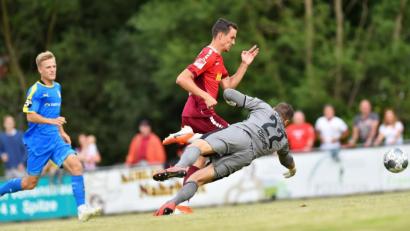 Bild: A. Schwarzmeier
Sebastian Stolze auf dem Weg zum Ausgleich: Der eingewechselte Offensivspieler umkurvte den Jenaer Torwart Jo Coppens und schob zum zwischenzeitlichen 3:3 ein.