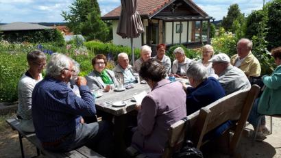 Bild: exb
Die Senioren aus Wiesau genießen den Ausflug in den Resl-Garten in Konnersreuth.