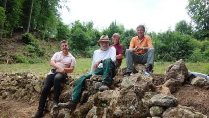 Bild: Robert Giersch 
Mehrere Samstag verbringen die Kursteilnehmer an einer Trockenmauer im Lehental.