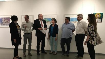 Bild: eig
Ausstellungseröffnung im Beisein von zwei der Künstler: Thomas Plecher (Dritter von rechts) und Simone Raß (rechts); mit im Bild Elke Steinberger von der Katholischen Jugendfürsorge, Gedenkstättenleiter Jörg Skriebeleit, Bezirkstagsvizepräsident Lothar Höher, Ursula Wohlfeld und Klaus Nuißl (von links).