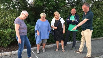 Bild: dob
Die Mitglieder der Stadtratsfraktion der Freien Wähler fordern nach wie vor einen Radweg in der Pleysteiner Straße. Jetzt haben Ulrike Kießling, Gabriele Eichl, Dorit Schmid, Bernhard Kleber und Martin Gleixner selbst einen Maßstab angelegt und die vorhandene Breite überprüft. Sie sind sicher, dass ein kombinierter Geh- und Radweg realisierbar ist.