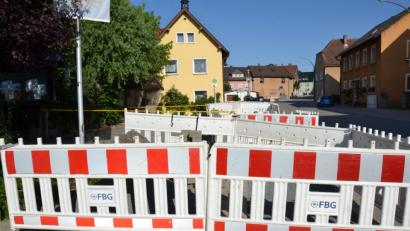 Bild: ll
Über zwei Wochen lang hatten die Michelfelder am Gehsteig vor dem Gasthaus Schenk dieses Bild vor Augen.
