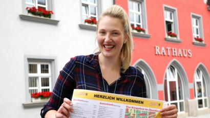 Bild: njn
Carolin Böckl hält schon das Programm für das 21. Bürgerfest in Erbendorf in der Hand. Sie berichtet, was es bei der Veranstaltung zu organisieren gilt.