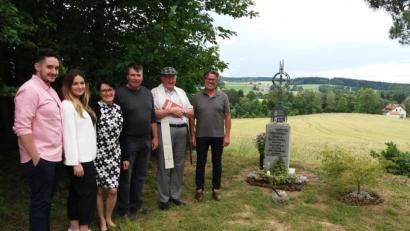 Bild: gz
Bürgermeister Reiner Gäbl, Pfarrer Erwin Bauer, Thomas, Christl und Franziska Birnkammer mit Freund Ludwig Brugger (von rechts) haben ein Feldkreuz auf den höchsten Ort von Eslarn platziert.