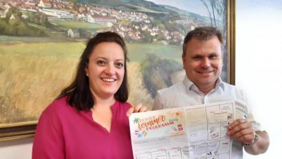 Bild: Lowak
Bürgermeister Karlheinz Budnik dankt Katja Stessmann für die Gestaltung des Ferienprogramm-Flyers.