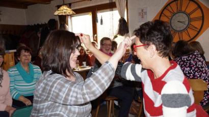 Bild: bkr
Das sogenannte Vier-Stufen-Lachen kann zu zweit praktiziert werden.