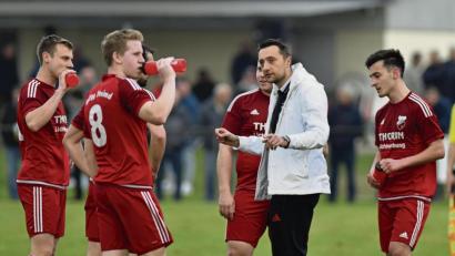 Bild: Alfred Schwarzmeier
Trainer Tobias Bernklau gibt Anweisungen an seine Spieler: Mit dem Heimspiel gegen den SV Neukirchen beim Heiligen Blut startet die SpVgg Pfreimd am Samstag in die Landesliga-Saison 2019/20.