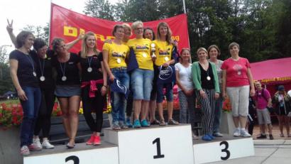 Bild: exb
Die Damenstaffeln bei der Siegerehrung. Den Dritter Platz macht die Staffel Fantastic aus Weiden mit (von rechts) Claudia Storm, Maria Baumgärtel, Ulrike Kraus, Monika Teichmann.
