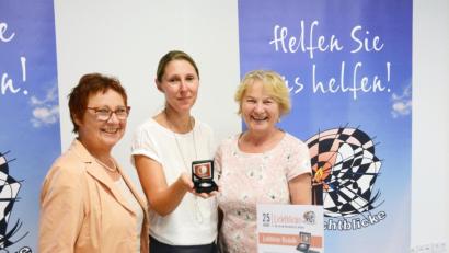 Bild: Gabi Schönberger
Edith Lippert, "Lichtblicke"-Schirmherrin Tirschenreuth, geschäftsführende Verlegerin Viola Vogelsang-Reichl von Oberpfalz-Medien und "Lichtblicke"-Schirmherrin Weiden-Neustadt/WN (von links) freuen sich über die Medaillen-Sonderprägung zum 25. Jubiläum.