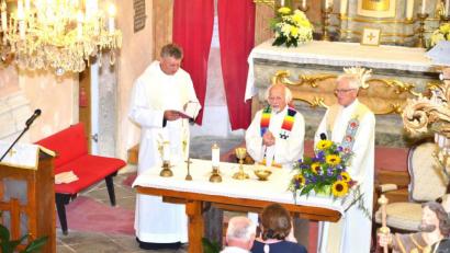 Bild: fjo
Pfarrer Vaclav Vojtíšek, Pater Franz Sigmund und Pfarrer Georg Hartl (von links) feiern den Heimatgottesdienst beim Jubiläumstreffen in Altzedlisch.