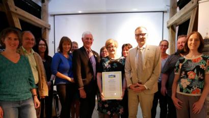 Bild: flm
Die Mitglieder der Steuerungsgruppe und die Initiatoren des Projekts gemeinsam mit Bürgermeister Bernd Sommer (vierter von rechts), KAB-Vorsitzende Gudrun Sirtl (Mitte) und dem Fairtrade-Ehrenbotschafter Manfred Holz (Sechster von links).