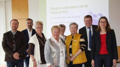 Bild: ads
Die Geschäftsführerin des Landesverbands Bayern der Rheuma-Liga, Claudia Zeiler (rechts), leitet mit ihren Kollegen Manfred Karger und Peer Hilmer (von links) das Regionaltreffen für die Oberpfalz im ACC.