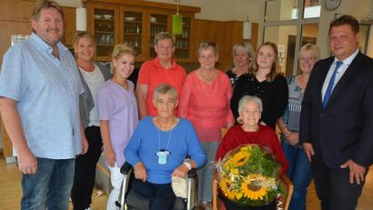 Bild: jr
Edith Franke (sitzend, rechts) feierte am Donnerstag ihren 85. Geburtstag. Dazu gratulierten ihre Freundin Ingrid (sitzend, links) sowie (stehend, von links) Sohn Markus, Nadine Burger und Nadja Haberkorn vom Seniorenzentrum, ihre Schwestern Ruth und Christa, Tochter Marita, Enkelin Sabrina, Tochter Sonja sowie Zweiter Bürgermeister Stefan Grillmeier.