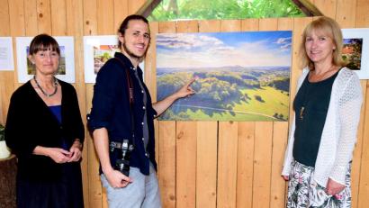 Bild: no
Stephan Böhm mit Bürgermeisterin Brigitte Bachmann (rechts) und der Hausherrin des Wunderhofs, Evi Steiner-Böhm (links), bei der Ausstellungseröffnung.
