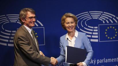Bild: Francisco Seco/AP/dpa
Der neu gewählte Präsident des Europäischen Parlaments, David Sassoli, begrüßt Ursula von der Leyen (CDU), die Kandidatin für das Amt der Präsidentin der Europäischen Kommission.