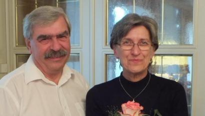 Bild: exb/Stefan Zrenner
Bezirksvorsitzender Reinhard Ott überreichte im Namen des gesamten geschäftsführenden Vorstandes Blumen, verbunden mit einem Tag Sonderurlaub und einer angemessenen Gratifikation.