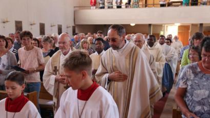Bild: ral
Die beteiligten Priester zogen feierlich in die Kirche ein.