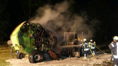 Bild: ils
Der Schaden an Traktor und Ballenpresse liegt bei rund 80 000 Euro.