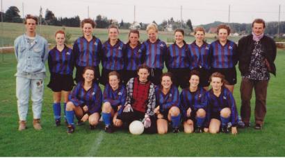 Bild: mam
Ein Mannschaftsfoto aus den Anfängen des Frauenfußballs beim FC Edelsfeld im August 1994.
