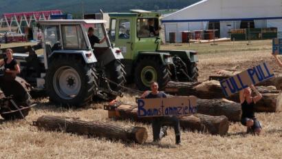Bild: exb
Am Sonntag, 14. Juli, ist beim Feuerwehrjubiläum in Trossau Baumstammziehen angesagt. In mehreren PS-Klassen wetteifern die Fahrer von Oldtimern und hochmodernen Schleppern um die schnellste Zeit und um den Sieg.