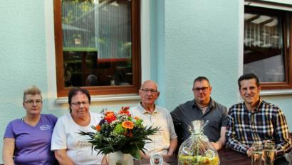 Bild: ds
Die jungen Wirtsleute des Gasthauses Goldene Krone, Alexandra Göhring (links) und Christian Dorn (Zweiter von rechts), mit den treuen Urlaubern Doris und Ulrich Müller sowie Bürgermeister Roman Berr (rechts).