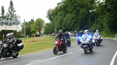 Bild: bey
Die Feldjäger der Bundeswehr mit ihren grellen seitlichen Blaulichtern an den Motorrädern sichern den Weg der Soldaten-Motorrad-Wallfahrt ab.