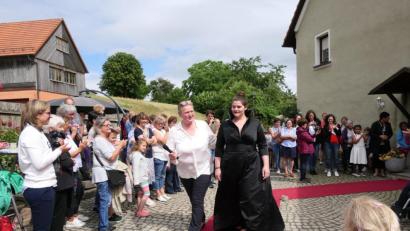 Bild: ils
Viel Applaus gibt's für die Abendgarderobe. "Hier habe ich ganz bewusst ein Model ausgewählt, dass nicht Größe 36 trägt", erklärt Eva Maria Enslein.