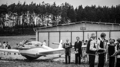Repro: gdö
Der neue Motorsegler und die neu errichtete Flugzeughalle des Aero-Clubs Erbendorf wurden 1977 eingeweiht und in Betrieb genommen.