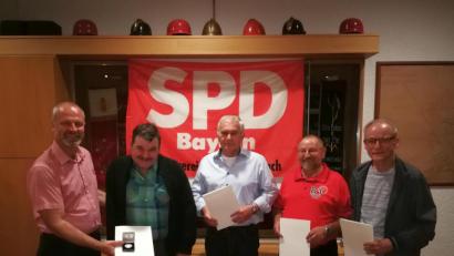 Bild: exb/Thorsten Hallmann
Vorsitzender Rudolf Bauernfeind (von links) und das "rote Kleeblatt" Eberhard Hohlrüther, Richard Gebhard, Heinz Przetak und Erich Götz.