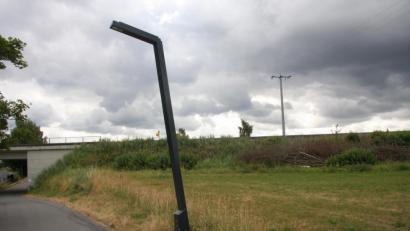 Bild: wro
Die Solarlampe wurde für einen Testlauf für ein Jahr kostenlos zur Verfügung gestellt. Für Diskussion sorgte die Neigung, die Markträtin Michaela Thoma beanstandete.