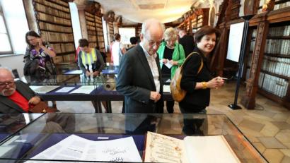 Bild: Wolfgang Steinbacher
Bei der Vernissage kamen die Gäste der Aufforderung von Bibliotheksleiterin Siglinde Kurz „im Zaubergarten der Schrift zu Lustwandeln“ gerne nach.