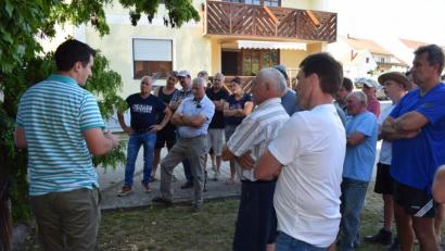 Bild: bnr
Die Bevölkerung von Köttlitz ist in die Dorferneuerung voll eingebunden. Bürgermeister Martin Schwandner (links) erläutert die einzelnen Bauabschnitte.