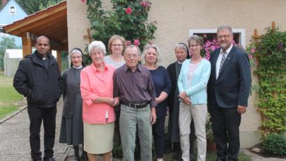 Bild: pi
Anna Piehler (Dritte von links) genießt die Glückwünsche zum 80. Geburtstag. Im großen Kreis gefeiert wird am Samstag im Gasthaus "Hammerwirt".