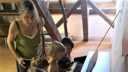 Bild: kia
Die Musikgarten-Kinder von Lehrkraft Andrea Kick (links) probieren das Klavier aus.