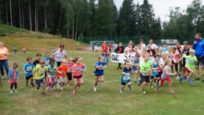Bild: sgs
Schnelle Beine tragen die Teilnehmer beim Gleiritscher Crosslauf ins Ziel. Auch die jüngsten Teilnehmer (Foto) flitzten los, nachdem der Startschuss gegeben worden war. Die Neuauflage des Sport- und Familienwochenendes der DJK Gleiritsch brachte jede Menge Teilnehmer auf Trab.