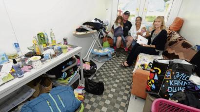 Bild: Stephan Huber
Bürgermeisterin Brigitte Bachmann machte sich bei der Brandleider-Familie in Gronatshof ein Bild von den beengten Verhältnissen.