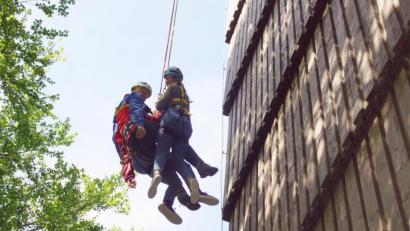 Bild: mmj
Eine der Attraktionen im Ferienprogramm ist eine Wanderung mit WSV und Bergwacht zum Böhmerwaldturm. Vom höchsten Punkt des Landkreises können sich die Teilnehmer – wie im vergangenen Jahr beim Turmfest – in die Tiefe abseilen.