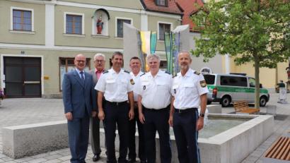 Bild: exb/Polizeiinspektion Neustadt/WN
Polizeihauptkommissar Georg Fritsch (Zweiter von rechts) ist neuer stellvertretender Dienststellenleiter und Leiter der Verfügungsgruppe bei der Polizeiinspektion Neustadt und damit Nachfolger von Stefan Moller (Dritter von links), der als neuer Leiter zur Grenzpolizeiinspektion Waidhaus gewechselt ist. Personalrat Gerhard Knorr, Bürgermeister Rupert Troppmann (von links) sowie Kollegen gratulieren.