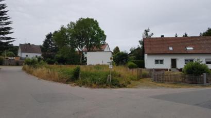 Bild: gi
Burgtreswitz erhält ein neues Feuerwehr-Gerätehaus im Ortsteil "Rowei" an der Pfreimd. Nach dem Abbruch des alten Wohngebäudes ist das Baugrundstück bereits freigemacht.