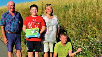 Bild: jml
Blütenpracht zum Niederknien an einem Wegrand in Hannersgrün. Dass es da so bunt leuchtet ist mit ein Verdienst von Manfred Häring. Adolf Küblböck, Felix und Karin Bertl (von links) vom LBV danken dem Naturfreund.