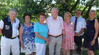 Bild: ohr
Johann Ploessl (Bildmitte mit Lebensgefährtin Brigitte Laqua und Tochter Elke) feierte seinen 90. Geburtstag. Die Glückwünsche überbrachten auch Bürgermeister Armin Schärtl (Zweiter von rechts) im Namen der Stadt Nabburg, Nachbarin Gudrun Vogt (rechts) sowie Joachim und Monika Otte (von links).