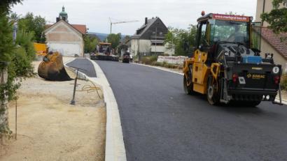 Bild: rn
Vom Parkplatz bei der Bergkirche bis zur Einfahrt zum "Schermgarten" erhält die Jahnstraße eine Asphalttragschicht - auch die verlängerte Haltebucht für Schulbusse (links).