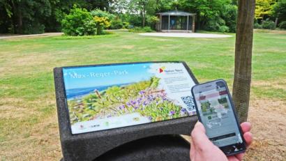 Bild: Gabi Schönberger
Informationen über den Max-Reger-Park und den Triton-Brunnen finden sich auf der Informationsstele am Rande des Serenadengeländes. Per QR-Code kann der Wanderer die Infos abrufen. Die Stele selbst wurde von Schülern des FOS-Zweiges Gestaltung emtworfen.