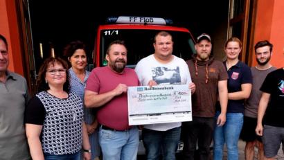 Bild: le
Die Theatergruppe „Zum Pfarrplatzl" spendiert dem Förderverein der Feuerwehr Floß eine Spende von 1000 Euro für den Neubau des Feuerwehrgerätehauses. Von links: Reinhold Göring, Birgit Vogel, Ilka Lingl, Hans Braun, Felix Müller, Florian Witzl, Julia Günther, Marcel Meier und Felix Witzl.