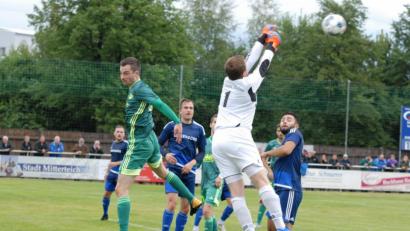 Bild: gb
Zum Saisonstart in der Landesliga Nordost trennten sich der SV Mitterteich und der FC Vorwärts Röslau am Freitagabend 2:2. Hier klärt FCV-Torwart Sebastian Blechschmidt per Faustabwehr vor dem Mitterteicher Michael Drechsler (grünes Trikot).